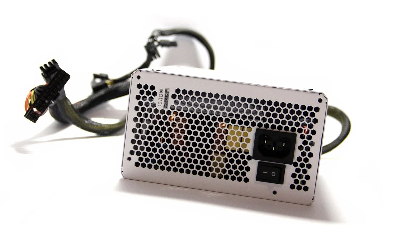 Conectores PCIe preparados para alimentar uma placa de vídeo dedicada.