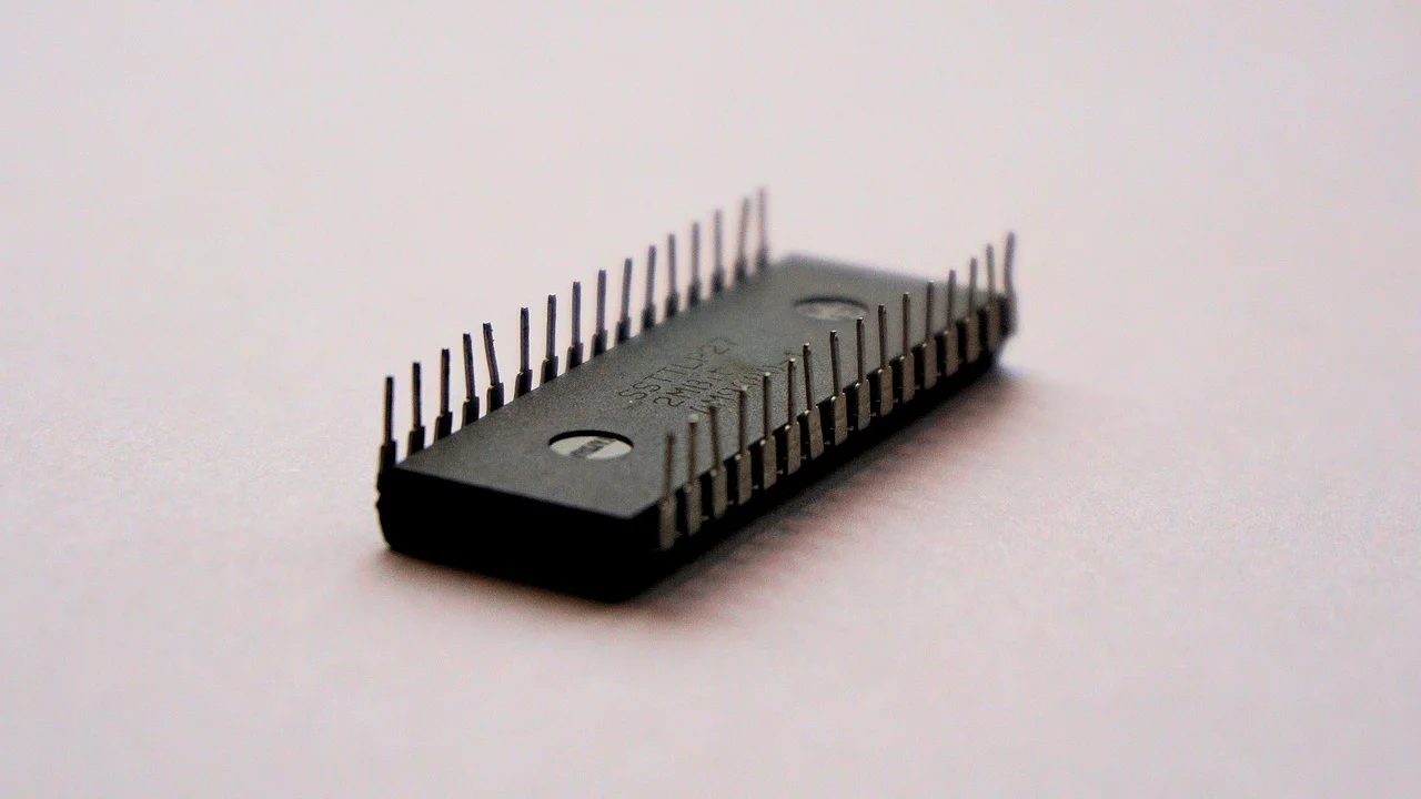 Montagem de PC com placa-mãe, fonte e unidades de armazenamento.