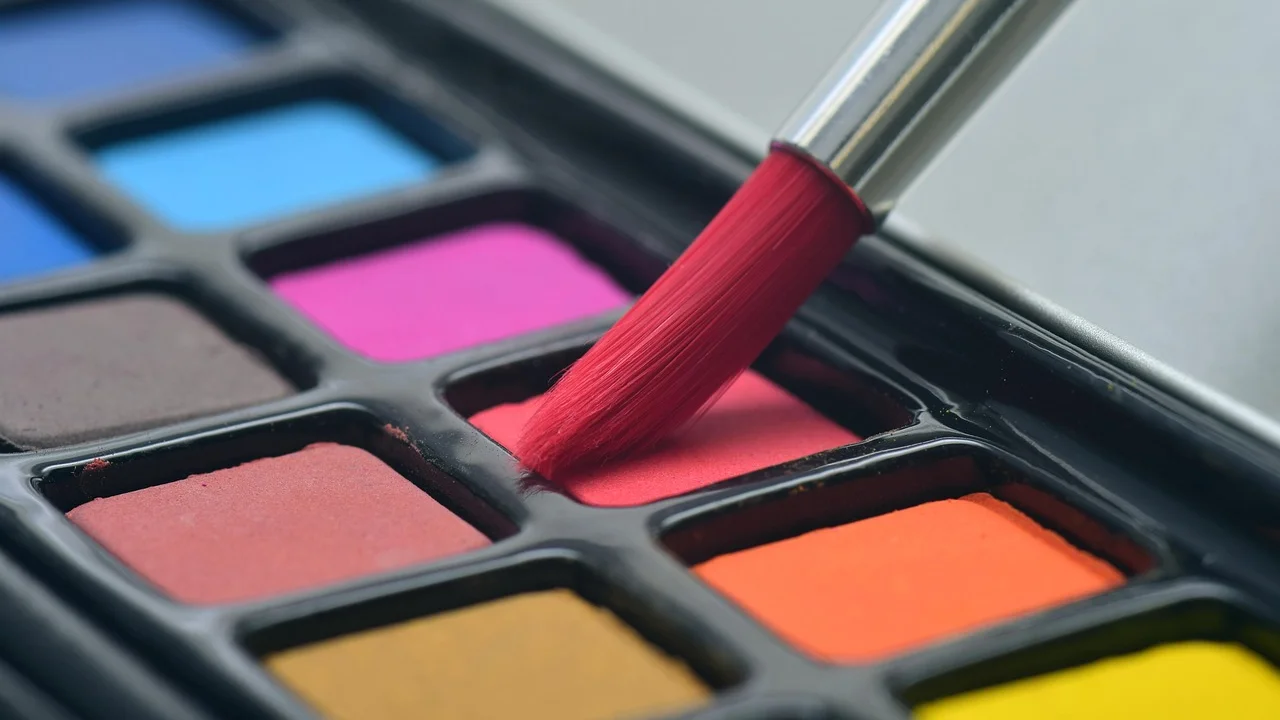 Amostras de cores usadas na criação de uma identidade visual.