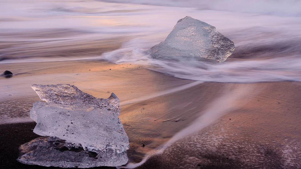 Ondas quebrando em trecho de mar aberto no litoral