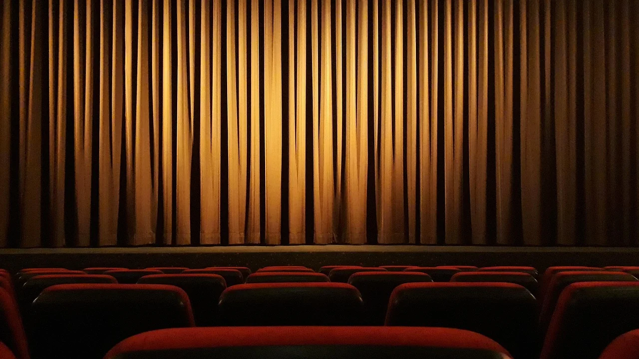 Pipoca e controle remoto preparados para uma noite de filmes