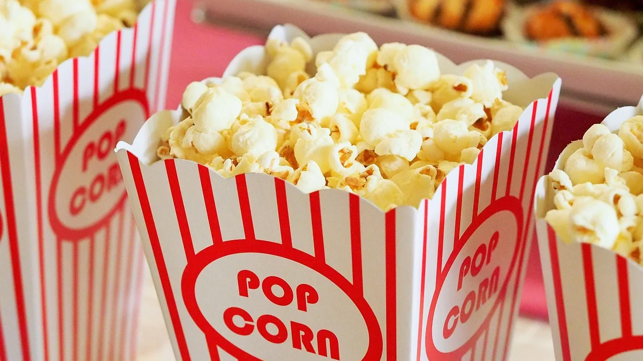 Família conversa sobre a história depois de assistir ao filme