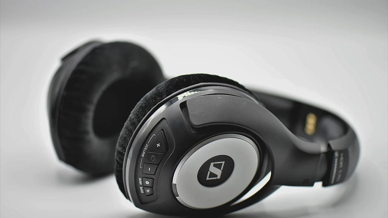 Pessoa usando headphone durante uma chamada no computador.