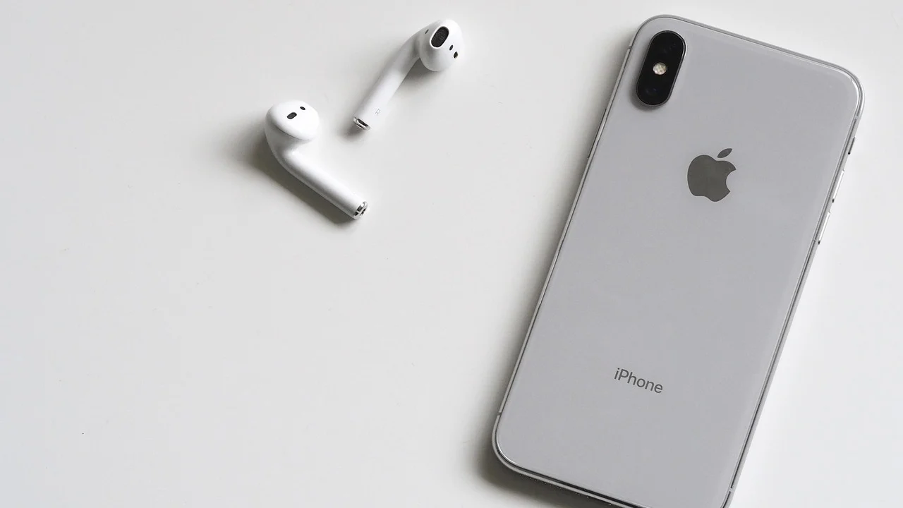 Estojo de carregamento aberto com fones Bluetooth.