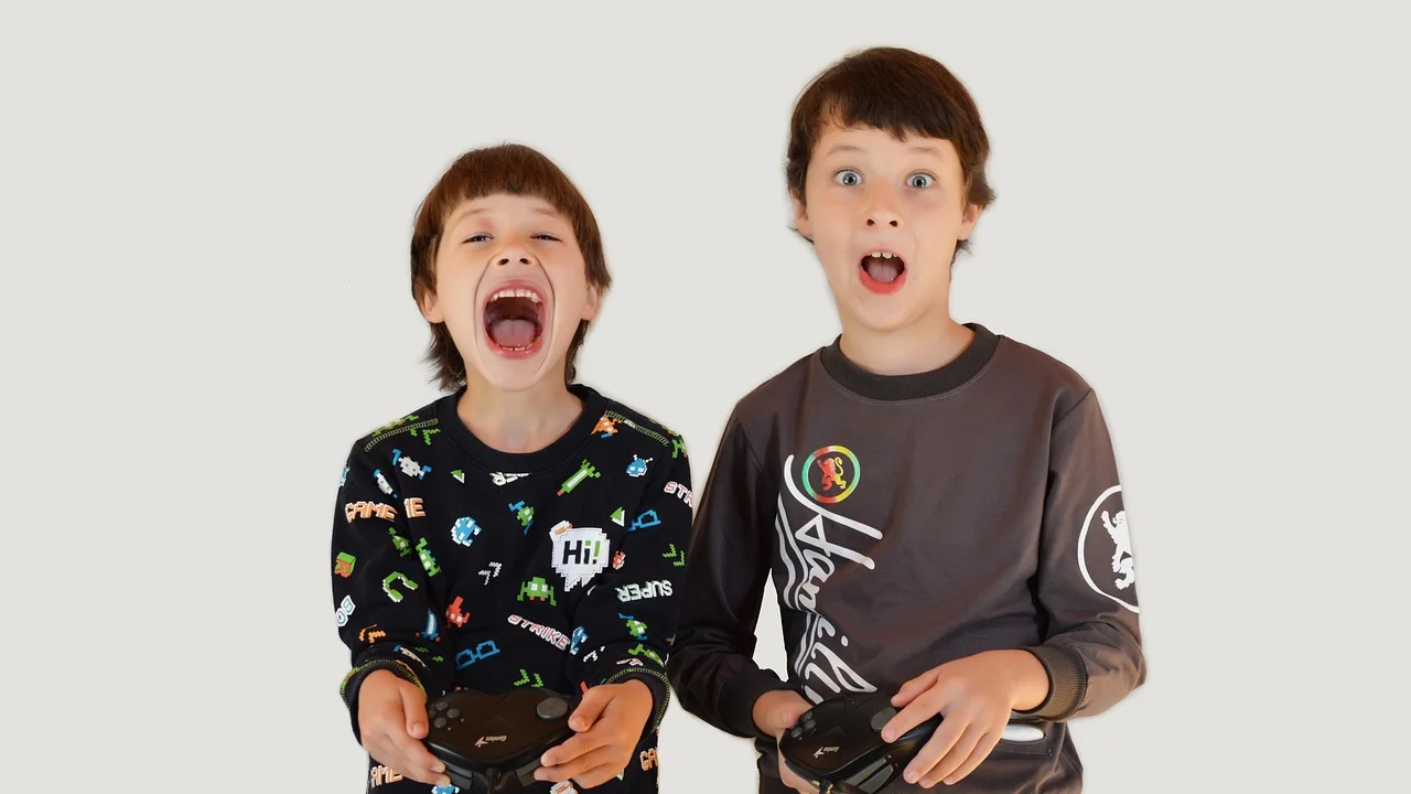 Responsável revisa as configurações de segurança de um jogo.