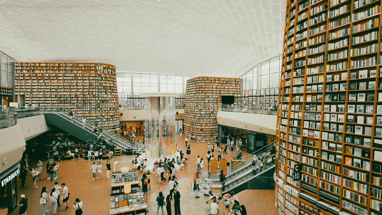 Livros de diferentes estilos literários reunidos em uma biblioteca.