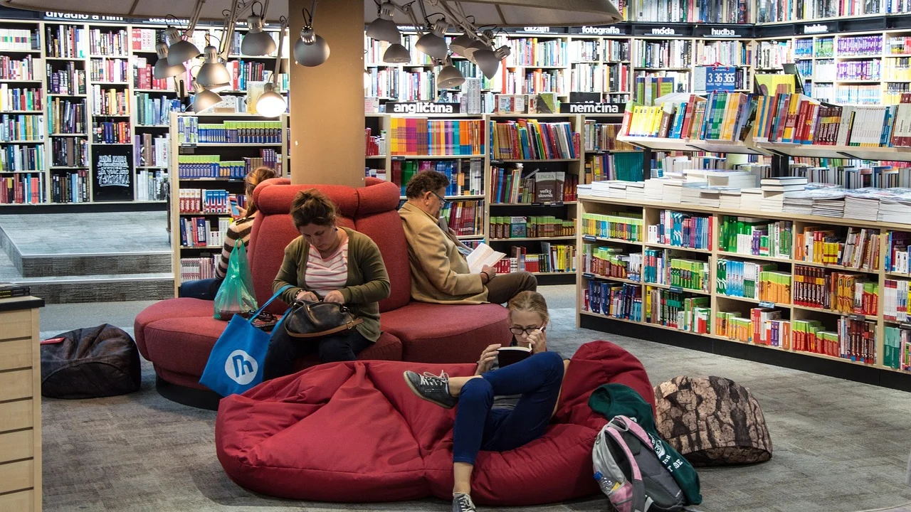 Pilha de livros com marcadores para organizar a lista de leitura.