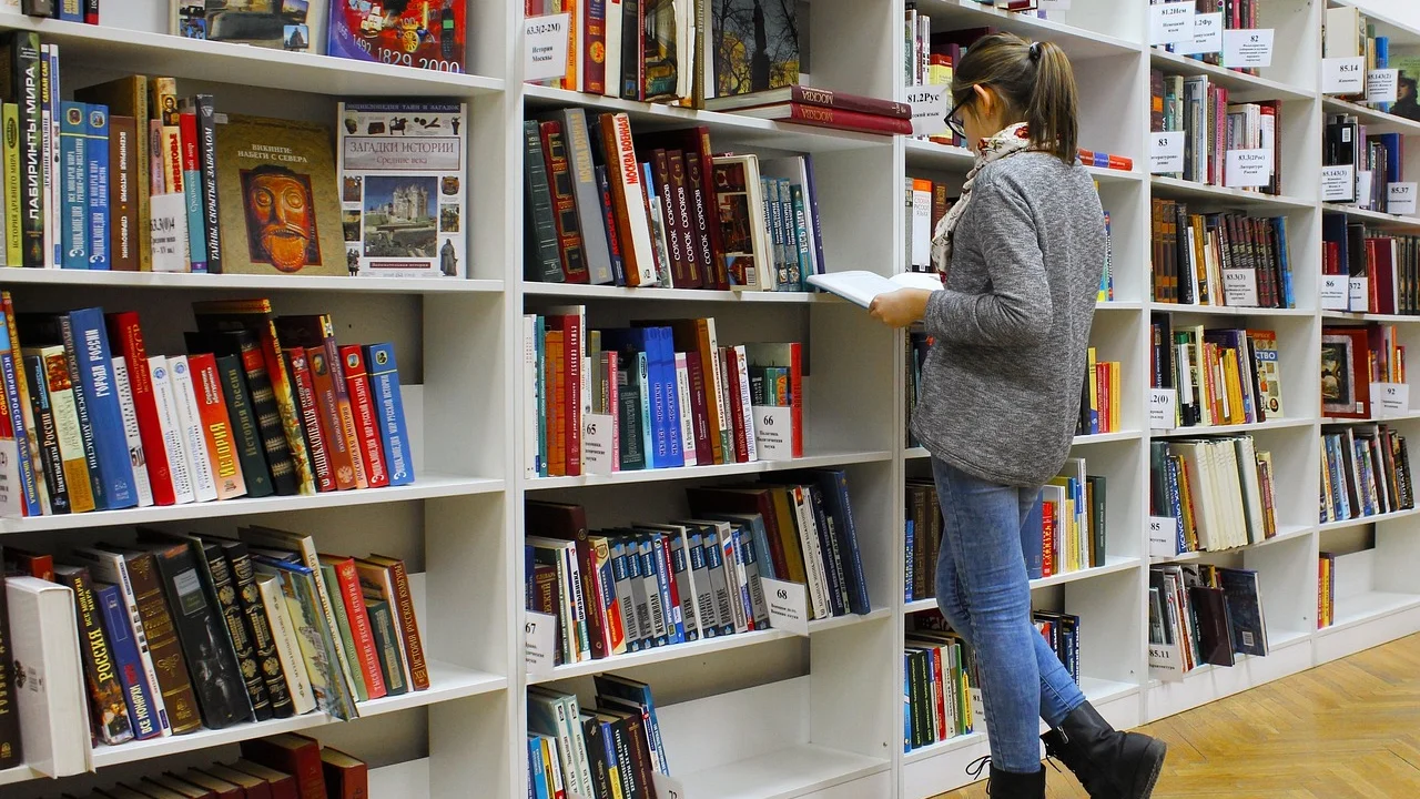 Biblioteca oferece opções para explorar autores e gêneros variados.