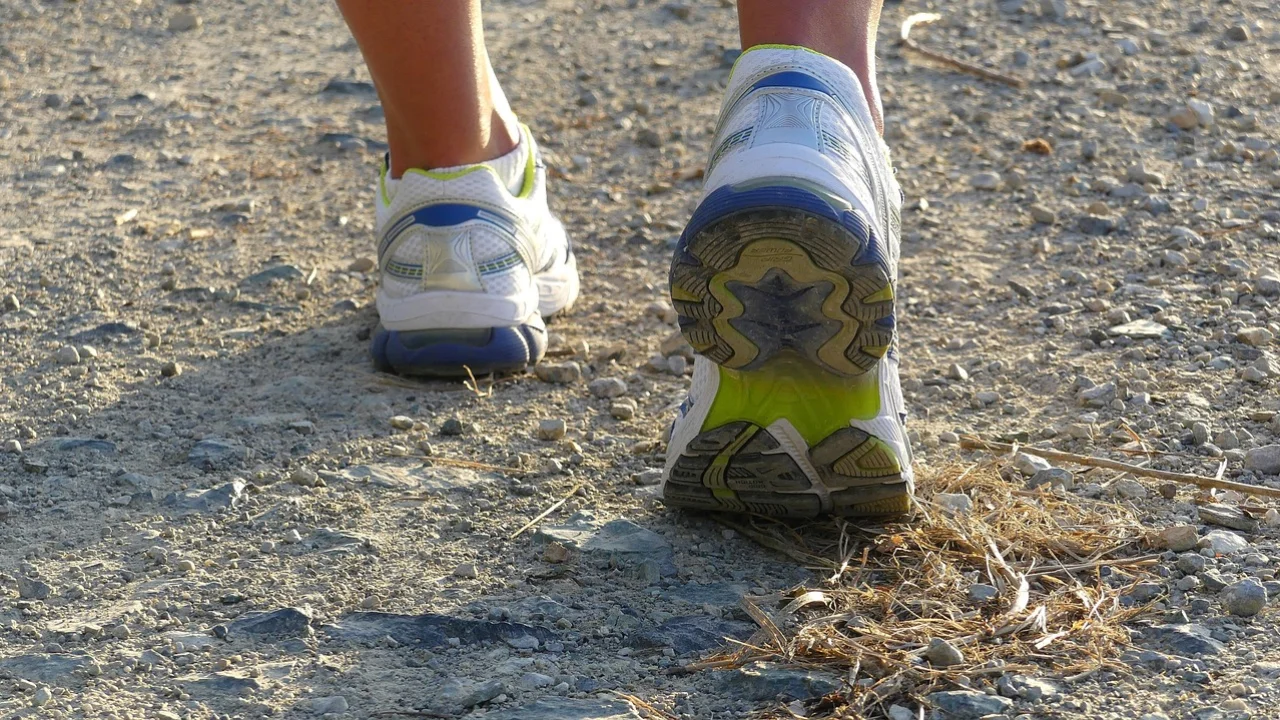 Tênis de corrida em piso urbano durante um treino ao ar livre