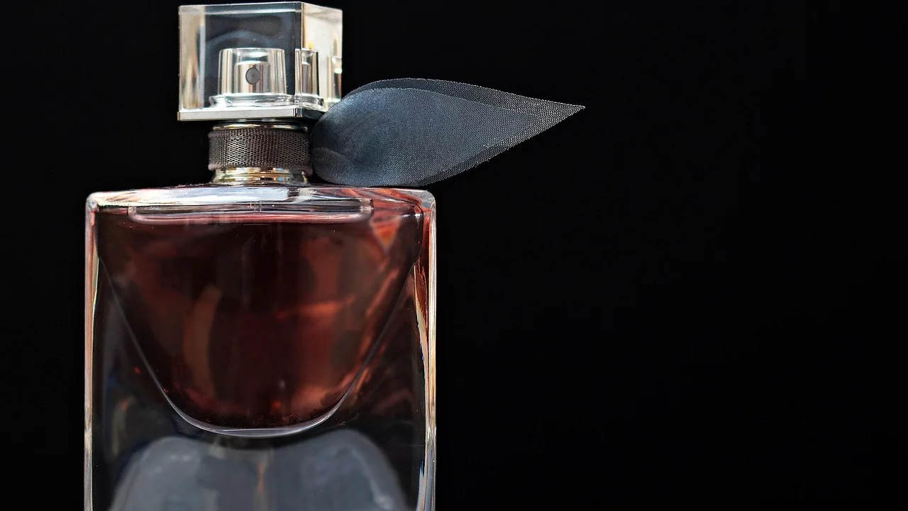 Frascos de perfume organizados sobre uma superfície clara