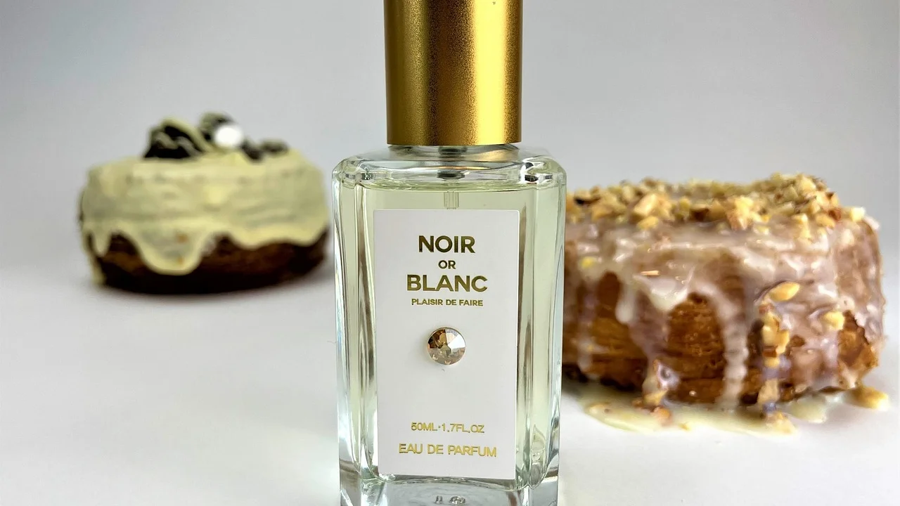 Aplicação moderada de perfume no pulso