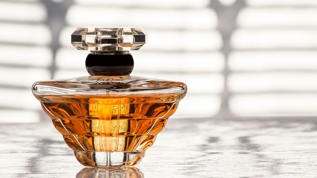 Detalhe de frasco de perfume em ambiente iluminado