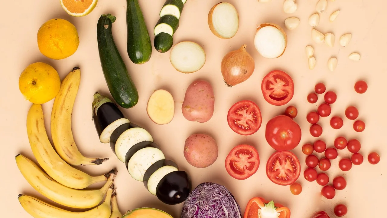 Frutas e verduras soltas organizadas em feira livre.