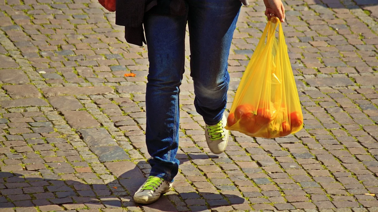 Produtos de limpeza com embalagens de refil em uma bancada.