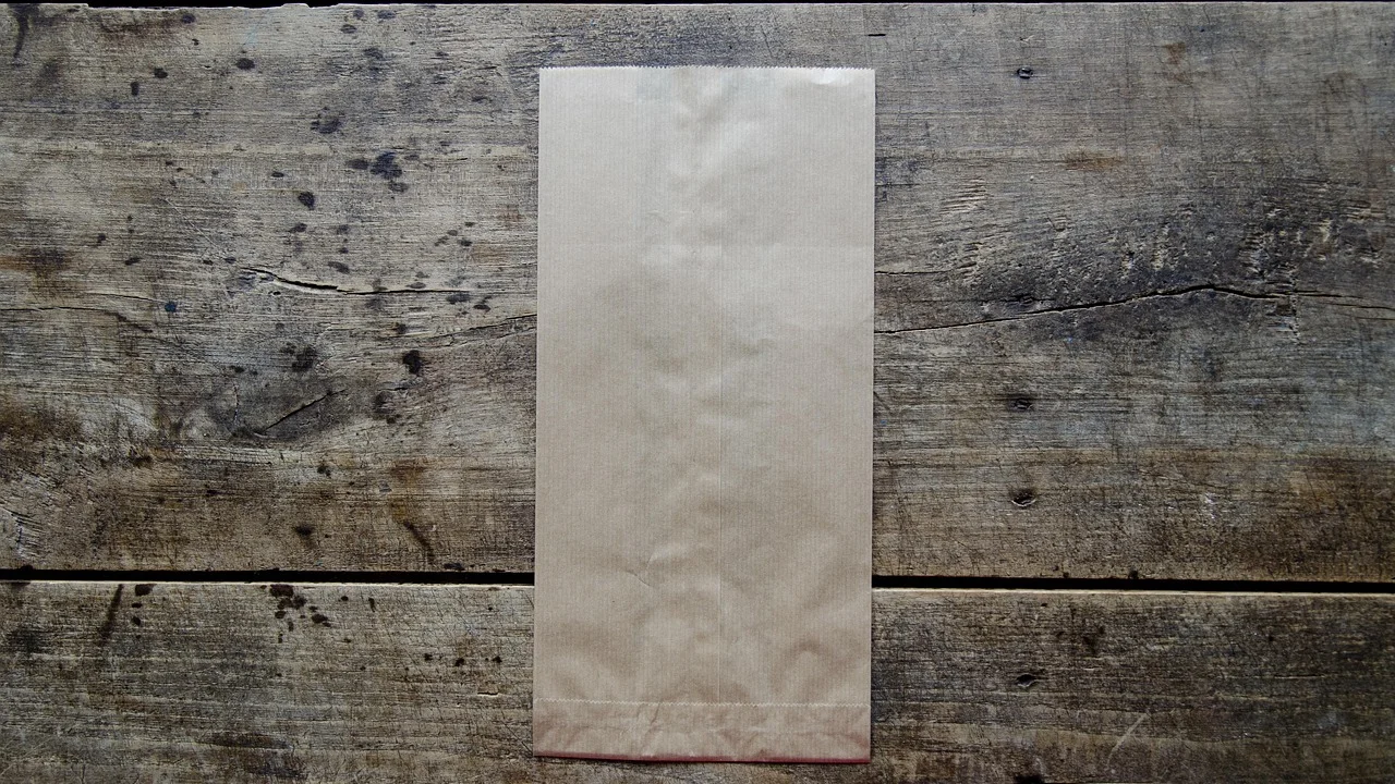 Materiais recicláveis separados para coleta seletiva doméstica.