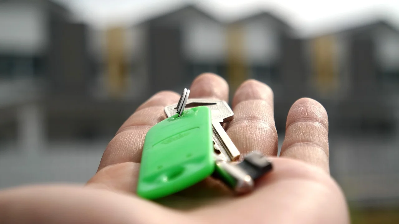 Fachada residencial em bairro com comércio e serviços próximos.