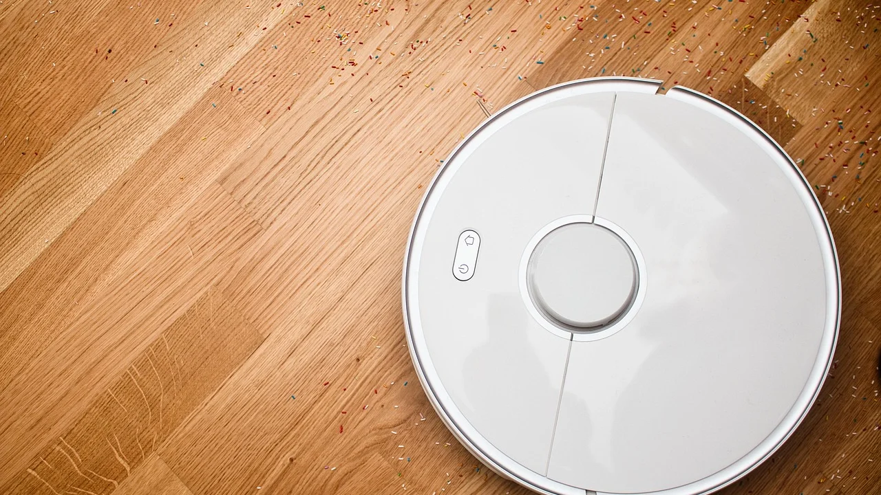 Robô aspirador realiza limpeza de manutenção no piso