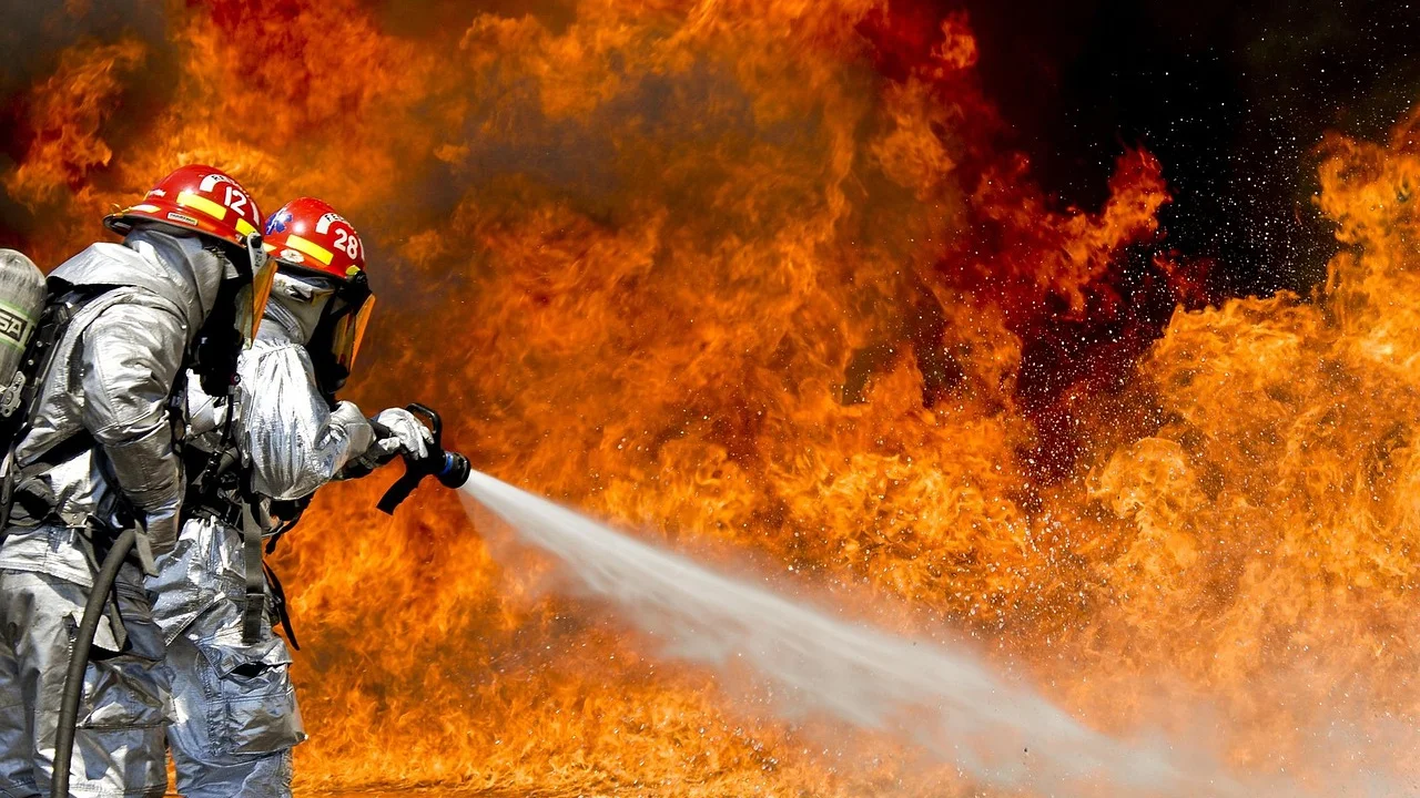 Tiras firmes e fecho travado mantêm o equipamento no lugar.