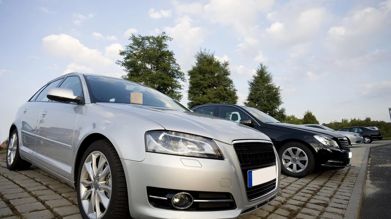 Documentos e chave do carro organizados para a transferência.