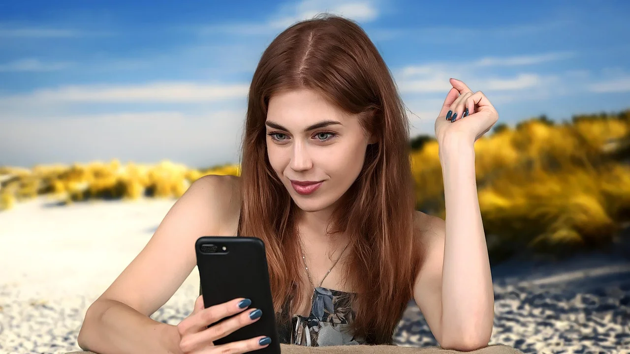 Chip de celular ao lado de um aparelho móvel.