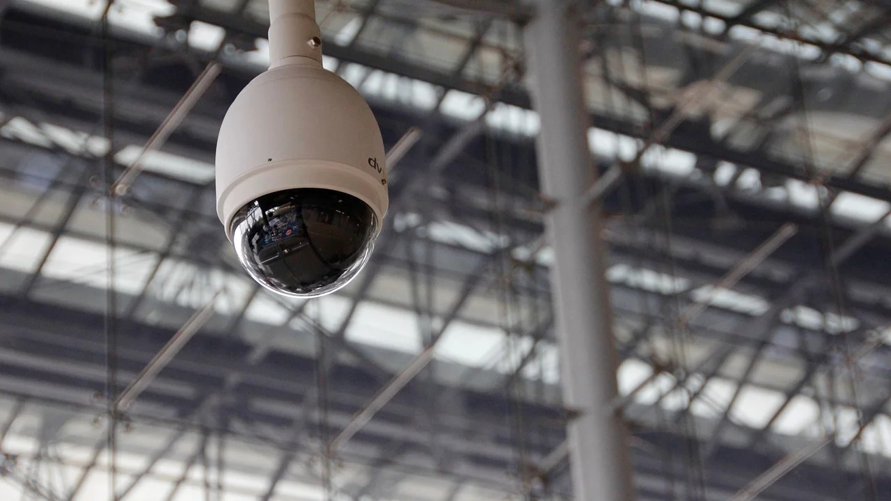 Sensor de abertura posicionado em uma porta de entrada.