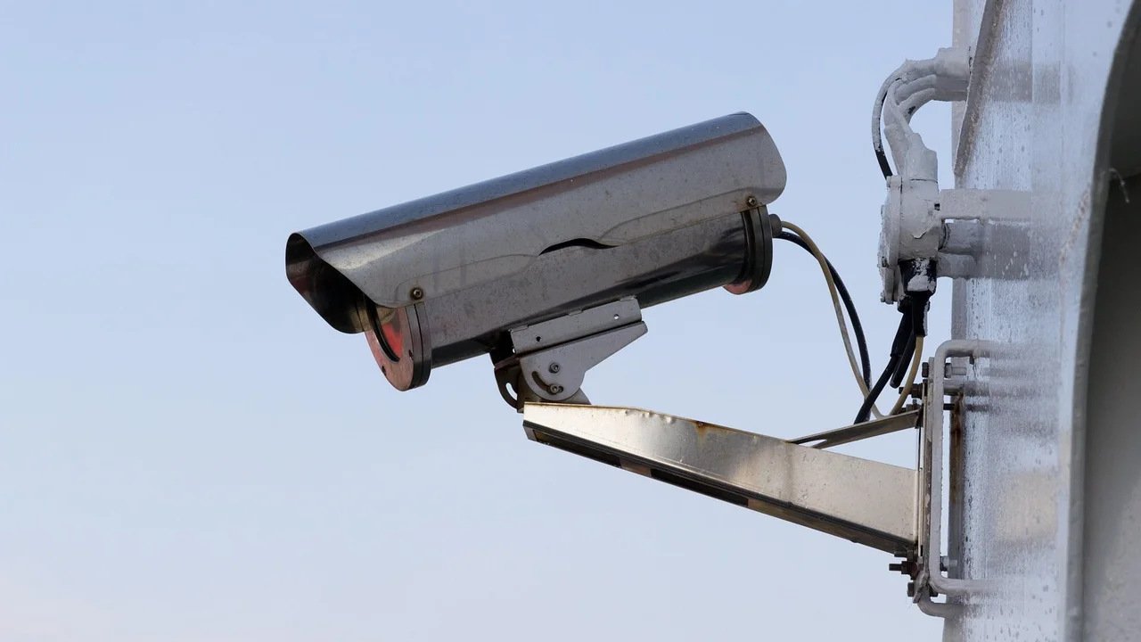 Iluminação externa reduz pontos escuros em corredores e garagens.