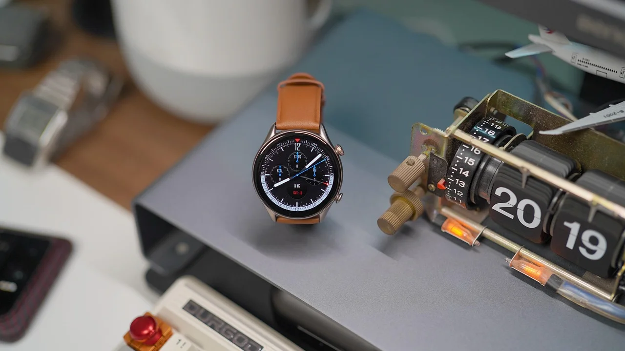 Tela de smartwatch com notificações organizadas e mostrador digital.