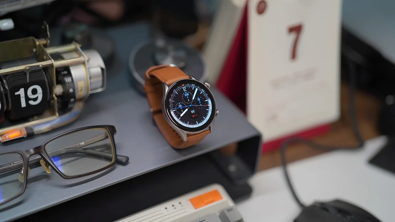 Base de carregamento magnética ao lado de um smartwatch.