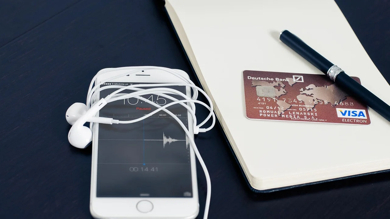 Planejamento financeiro pessoal com celular e anotações.