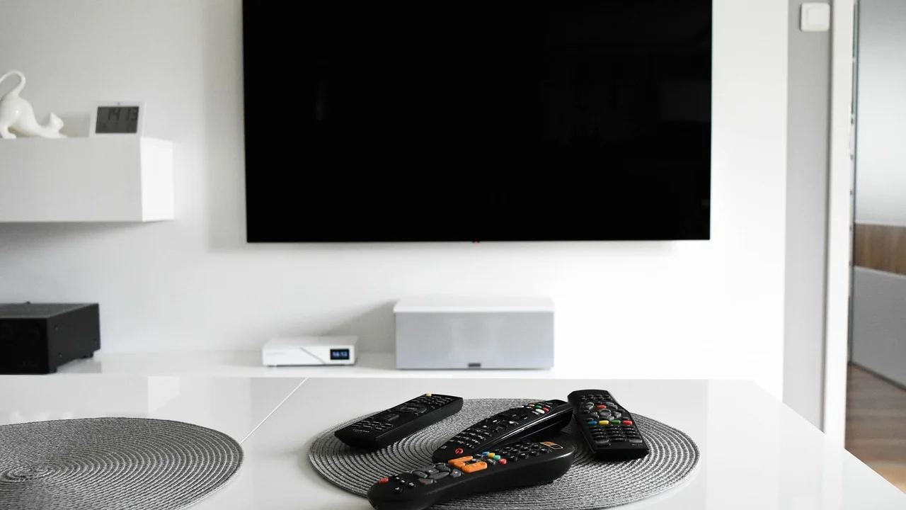Pessoa comparando tamanhos de televisão em uma loja