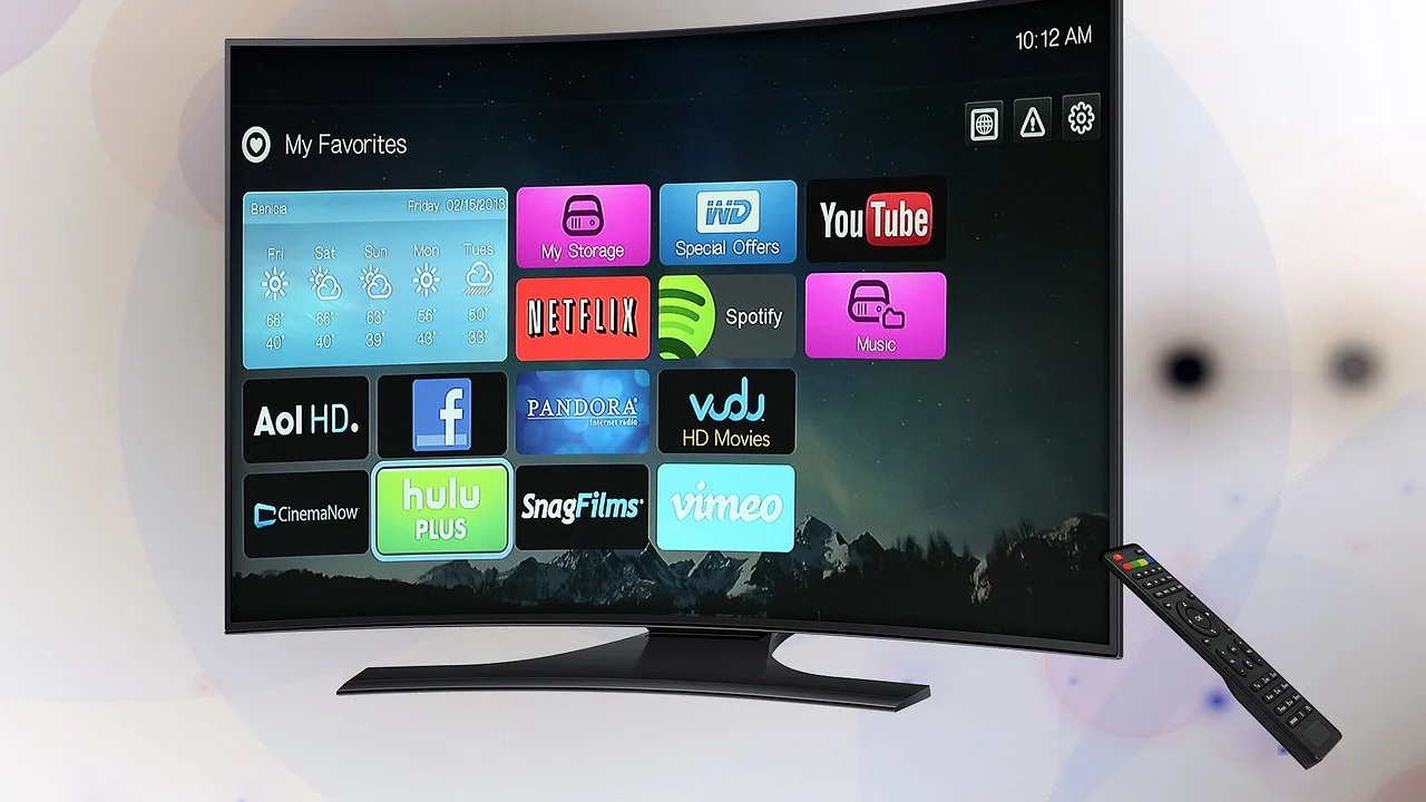 Conexões HDMI organizadas na parte traseira da televisão
