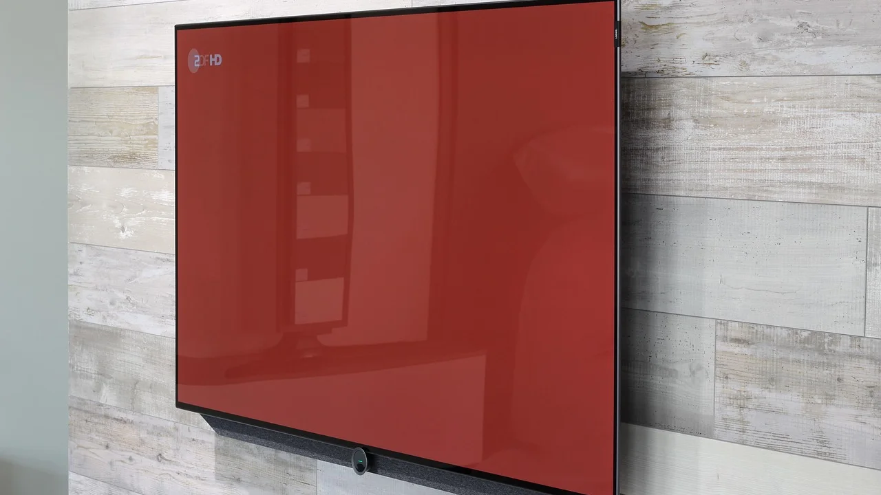 Controle remoto e barra de som diante de uma smart TV