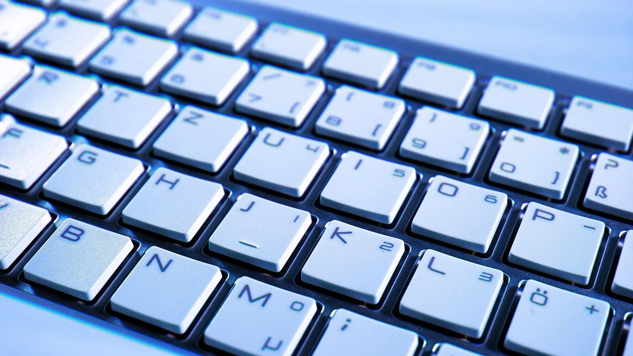 Planejamento de conteúdo e pesquisa de palavras-chave em um notebook.