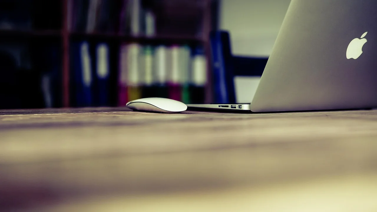 Profissional revisa um e-mail após uma entrevista de emprego.