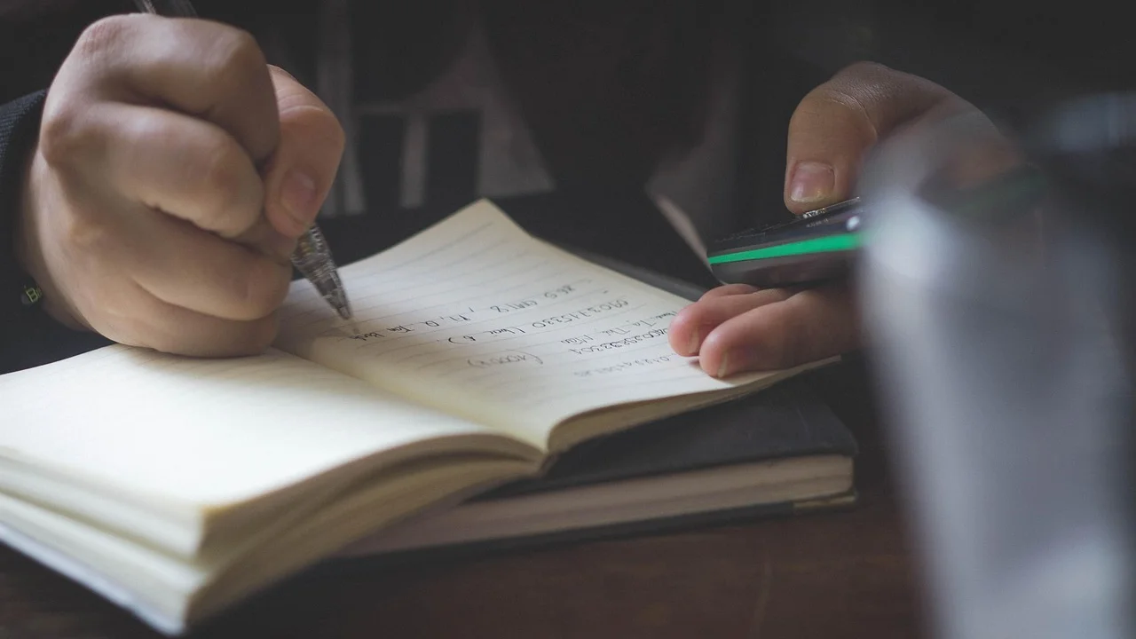 Pessoa revisando um texto com anotações à mesa.
