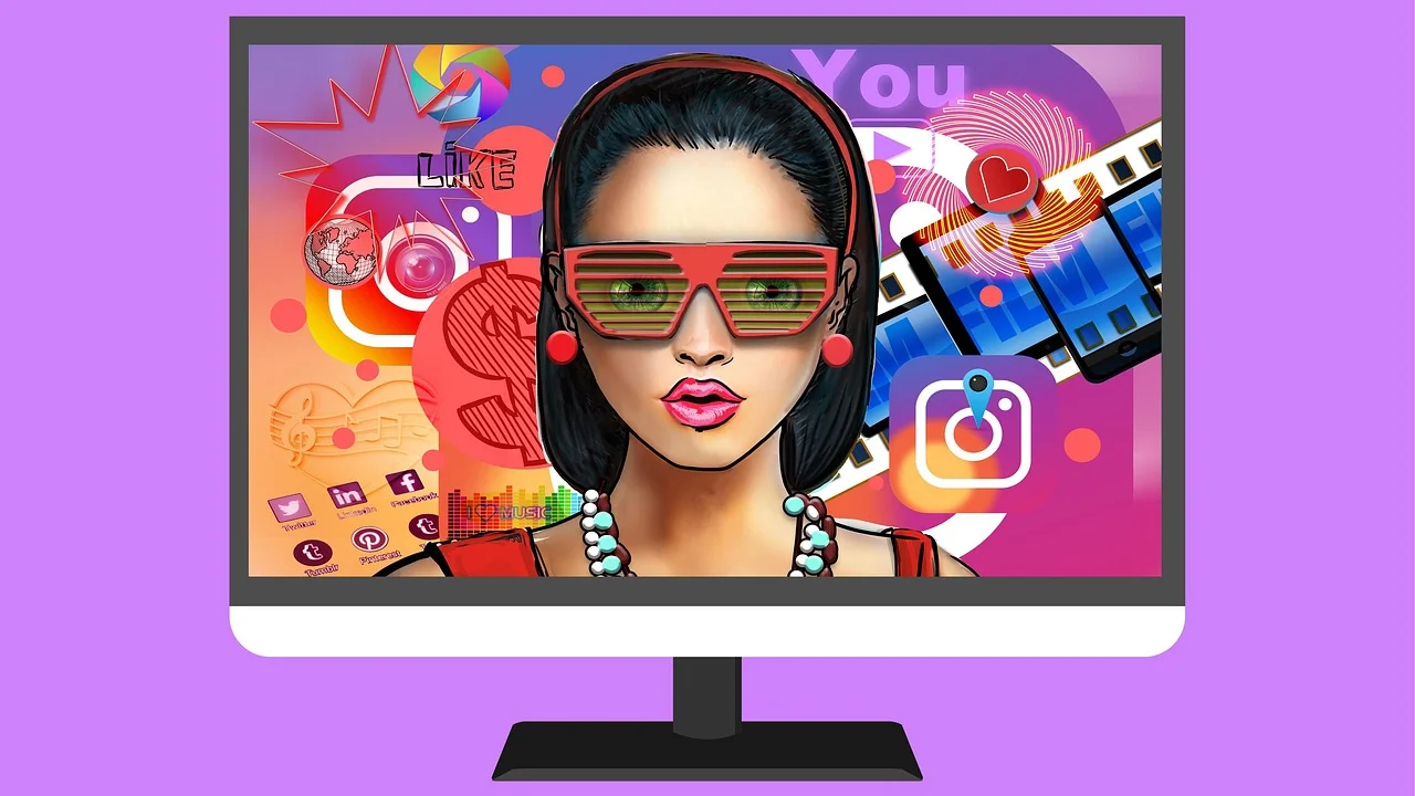 Smart TV exibindo a área de trabalho de um notebook