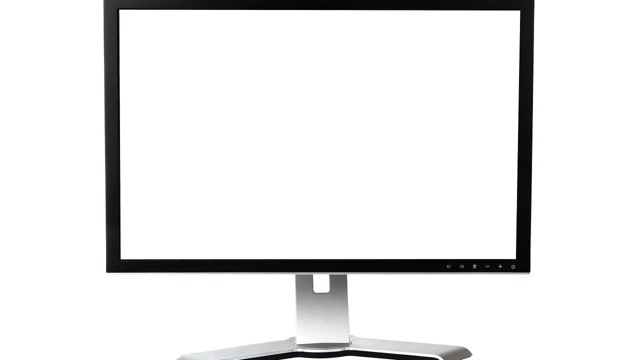 Adaptador USB-C para HDMI ao lado de um computador