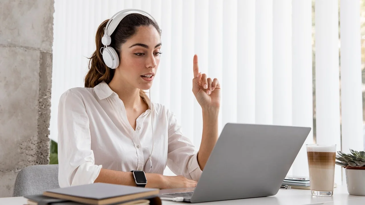 Planejamento de estudo combina áudio, vídeo, leitura e exercícios.