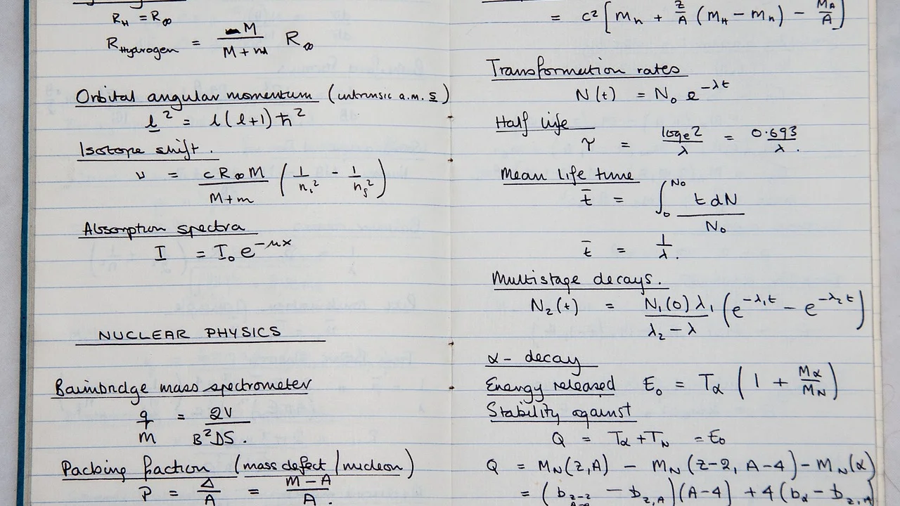 Anotações de física com fórmulas explicadas em palavras simples.