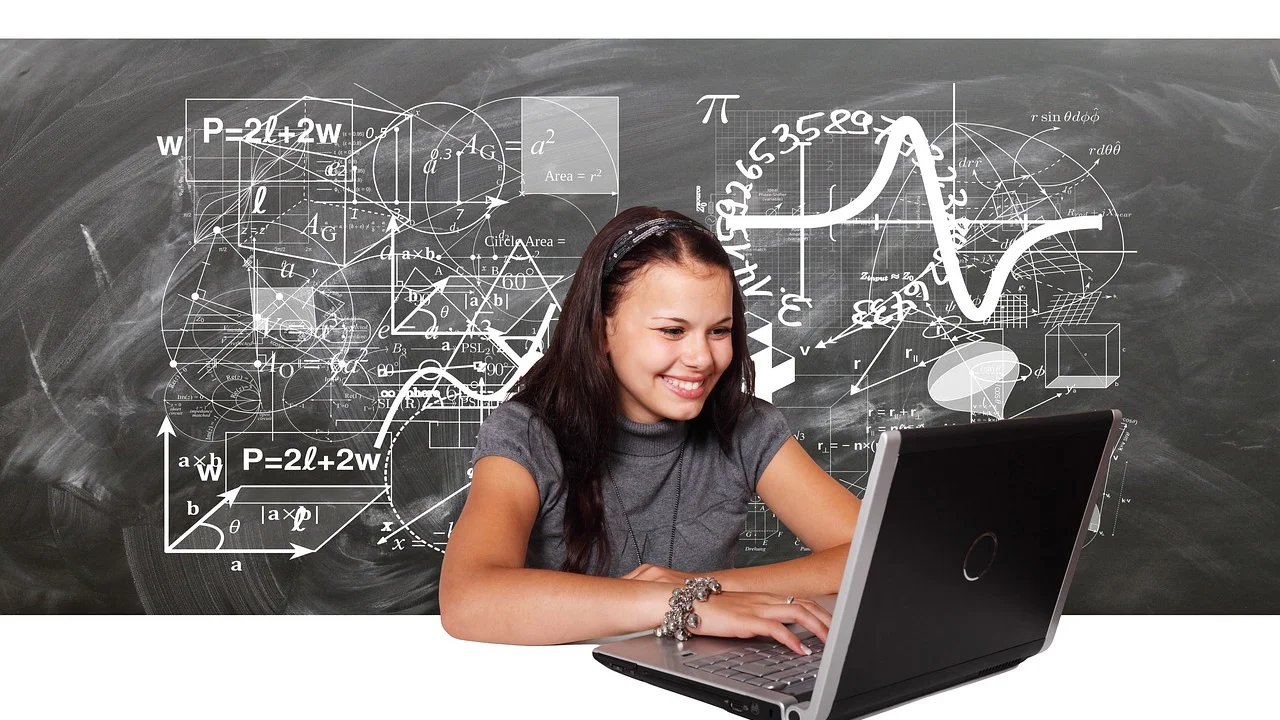 Calculadora, régua e folhas de exercícios sobre uma mesa de estudo.