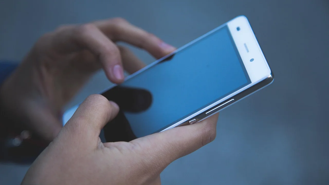 Tela de smartphone com chamada recebida desconhecida.