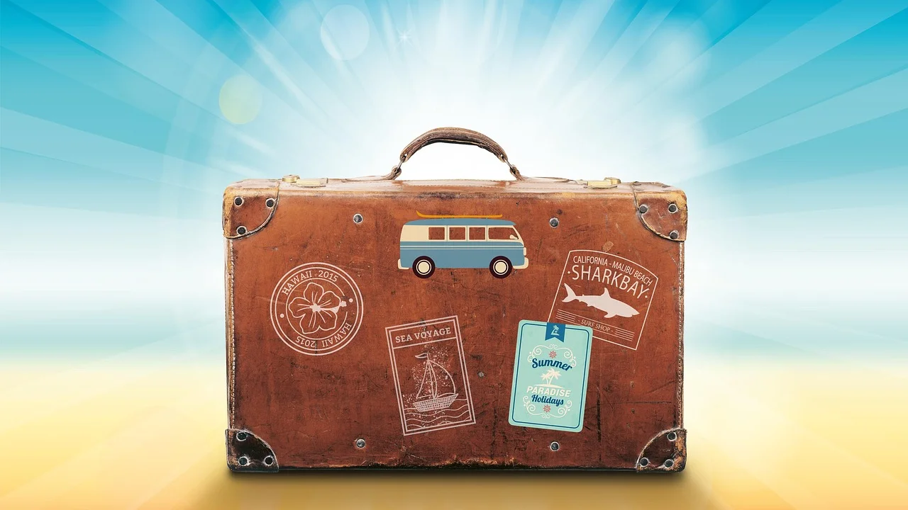 Necessaire com itens de higiene em embalagens pequenas.
