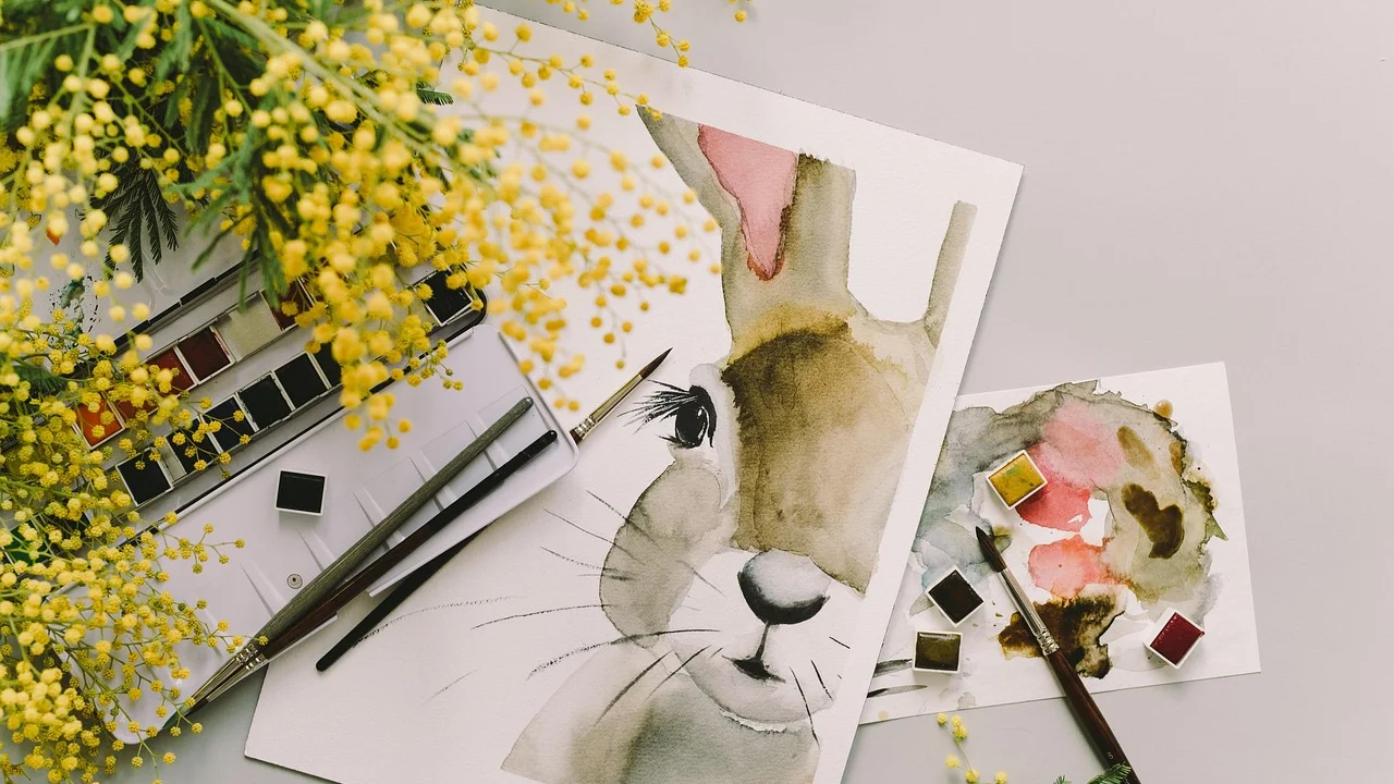 Pincéis, tintas e paleta organizados para uma sessão de aquarela.