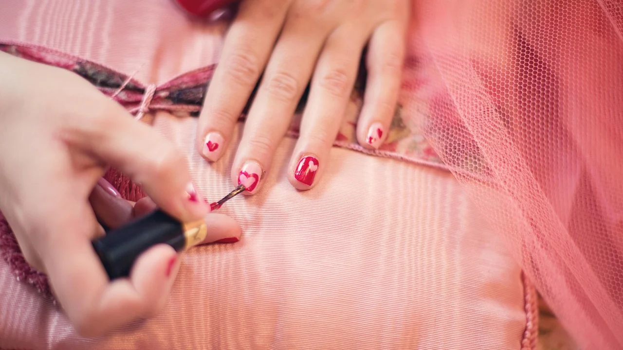 Materiais básicos organizados para uma manicure feita em casa.