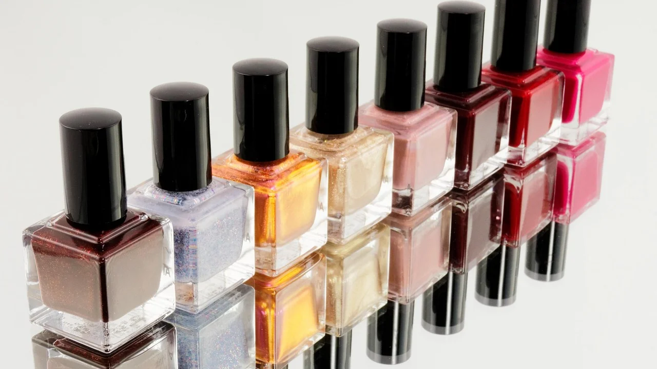Aplicação de base fina antes das camadas de esmalte.