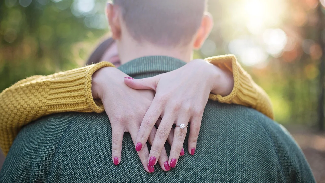 Esmalte aplicado em camadas leves para um acabamento uniforme.