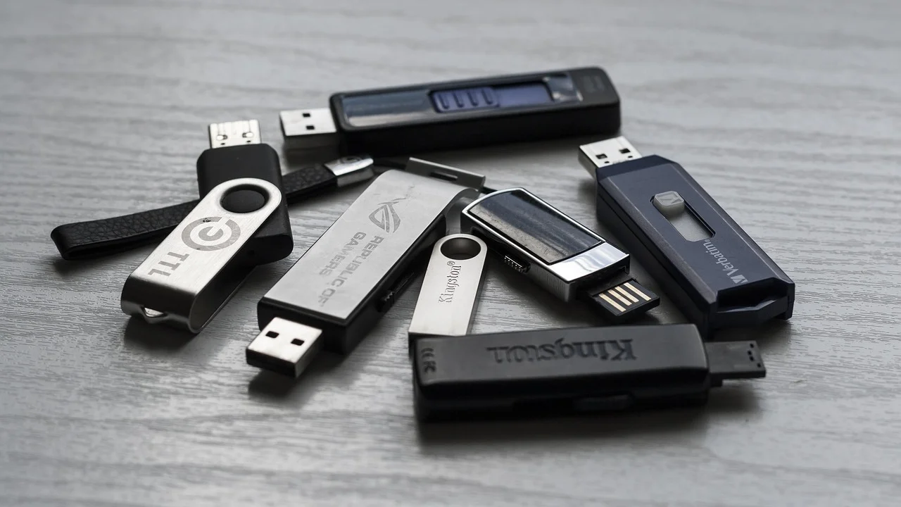 Cópia de segurança armazenada longe do computador principal.