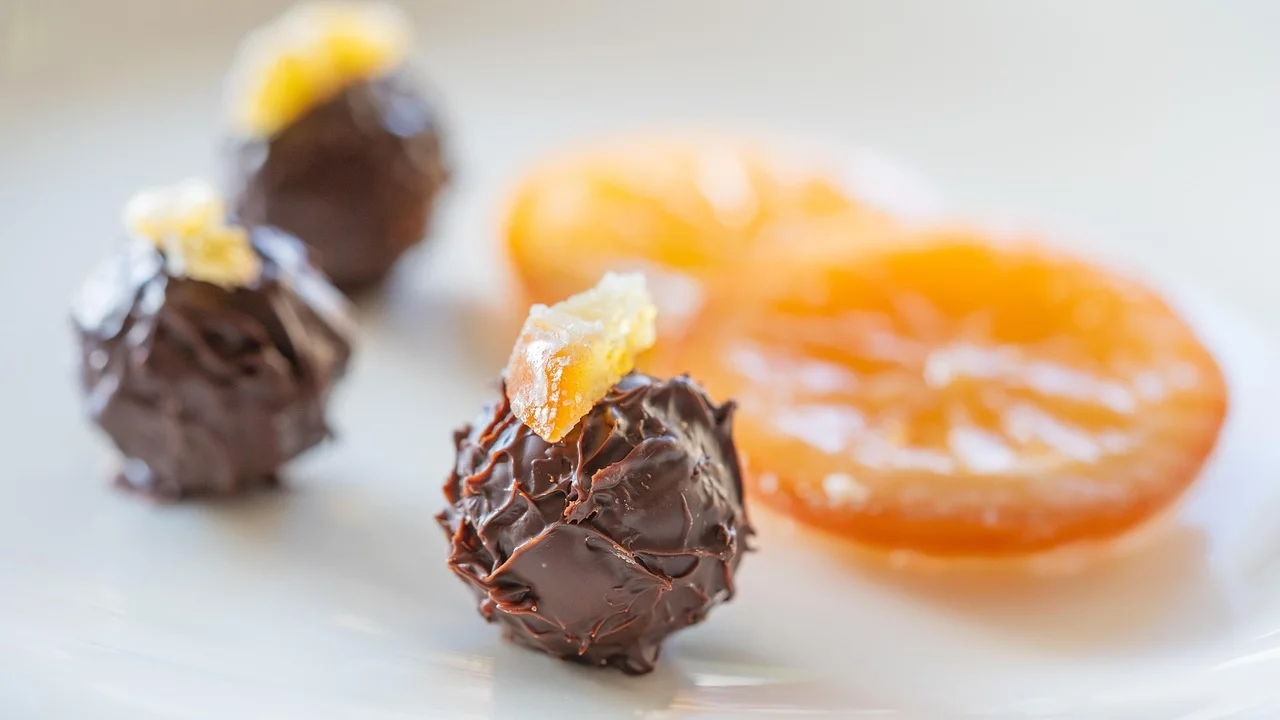 Doces enrolados com cobertura de granulado de chocolate.