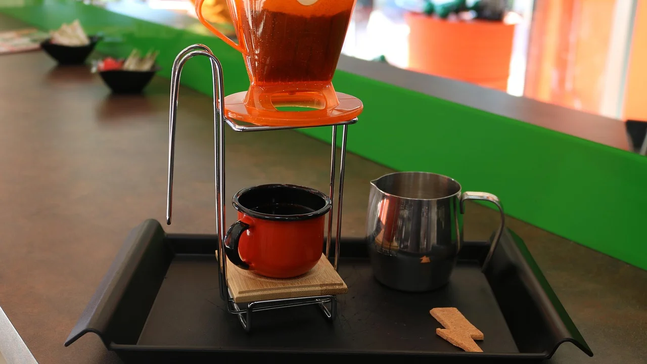 Pré-infusão revela bolhas na superfície do pó de café.