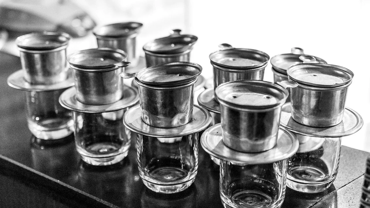 Balança de cozinha ajuda a medir café e água com precisão.